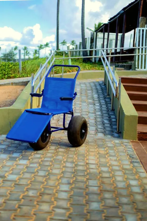 Cadeira anfíbia azul na rampa de acesso à praia