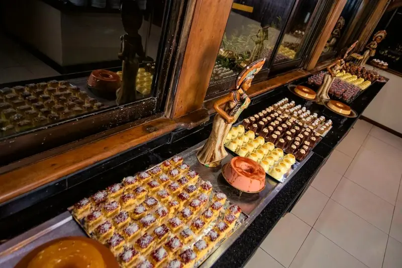 Vitrine de doces e bolos do bufê de sobremesas