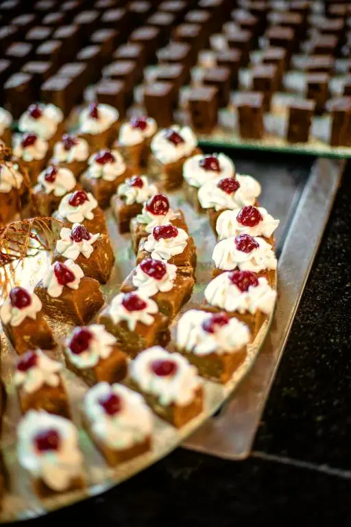 Bandeja de docinhos cobertos com chantilly e cereja