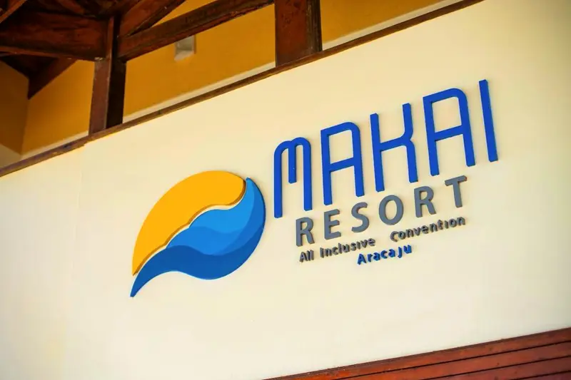 Logo do Makai Resort na parede da recepção