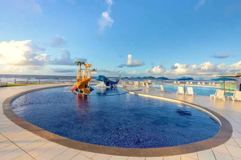 Piscina infantil redonda com escorregadores e brinquedos aquáticos