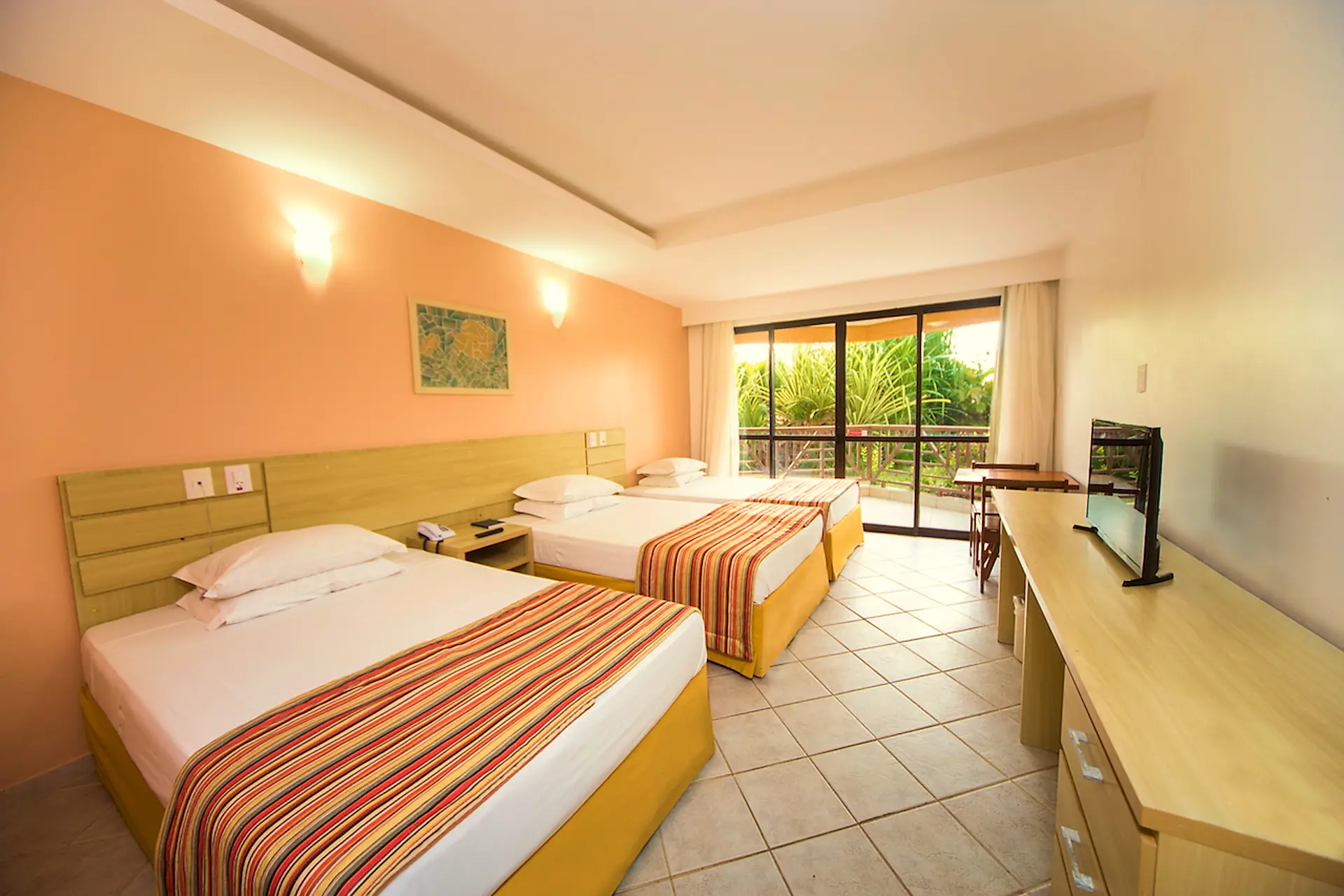 Apartamento Superior com cama de casal, cama de solteiro e porta para a varanda