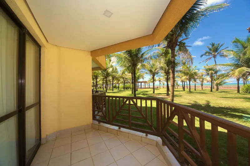 Varanda do apartamento com vista para o coqueiral e o mar